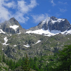 La cime du Saint Robert, (2919 m) et le sommet du Gélas, (3143 m), depuis le vallon de la Madone de Fenestre au mois de juin.